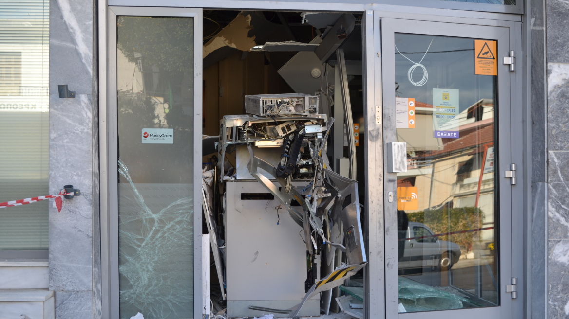 Φωτογραφίες: Άγνωστοι διέλυσαν τράπεζα στο Λυγουριό - Ανατίναξαν ΑΤΜ