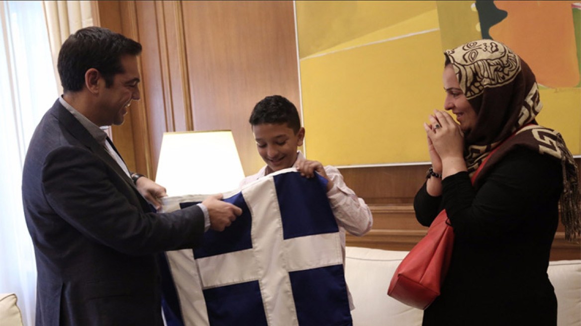 Στο Μαξίμου ο 11χρονος Αμίρ: Ο Τσίπρας του έκανε δώρο μια ελληνική σημαία