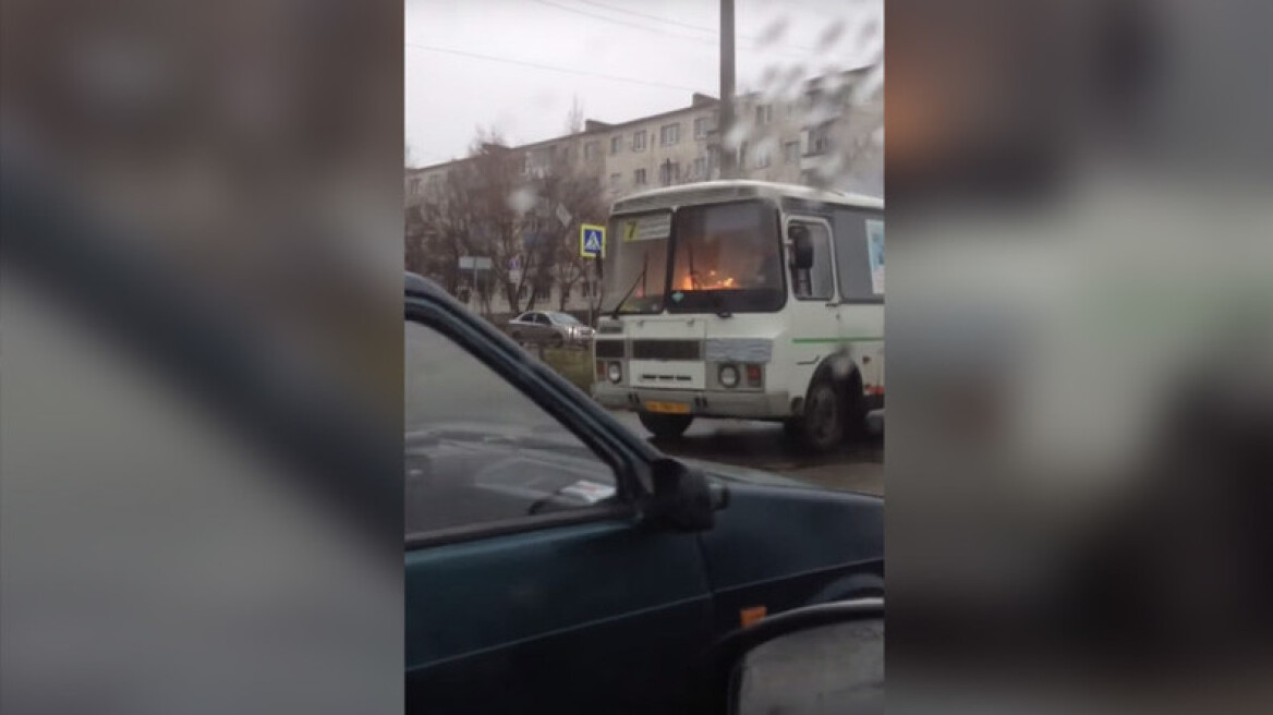 Βίντεο: Λεωφορείο έπιασε φωτιά, αλλά ο οδηγός συνέχιζε να οδηγεί!