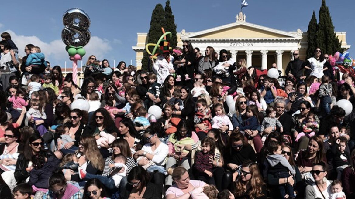 Thousands of mothers breastfeed in Athens to raise awareness (photos)