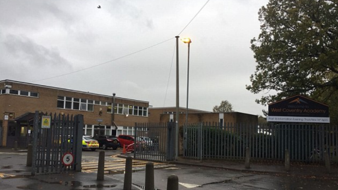 Σκηνές σοκ σε σχολείο στη Βρετανία: Επίθεση από μασκοφόρους με μπαστούνια χόκεϊ και μαχαίρια