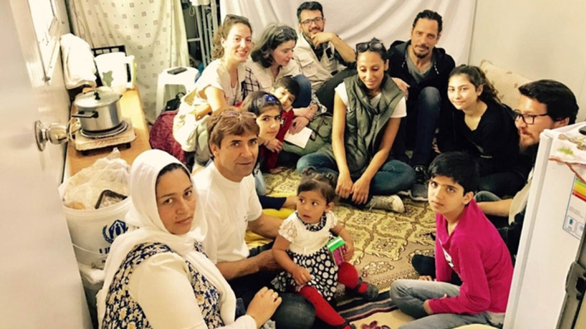 Η Ελληνίδα σύζυγος του Chris Cornell στην Αθήνα για τους πρόσφυγες 
