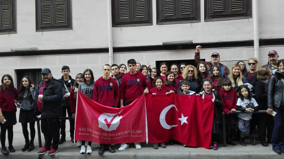 Θεσσαλονίκη: Κοσμοσυρροή στο τούρκικο προξενείο για την επέτειο θανάτου του Ατατούρκ