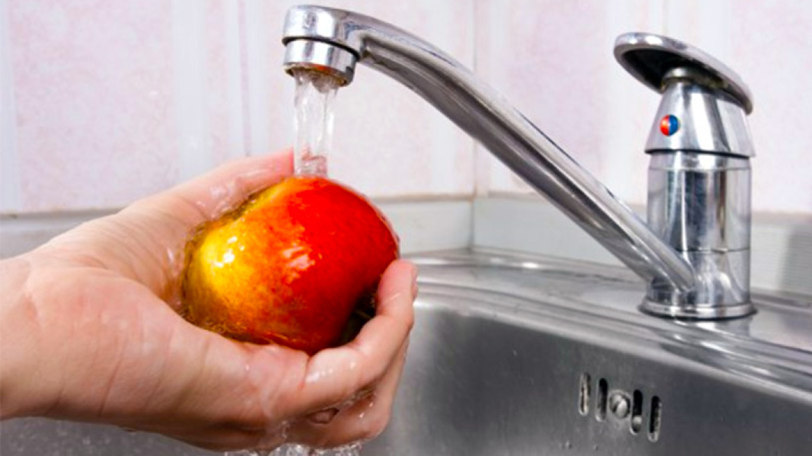 Η επιστήμη μίλησε: Αυτός είναι ο καλύτερος τρόπος για να πλένετε τα μήλα