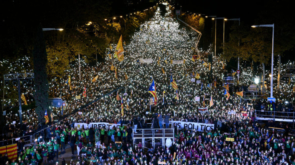 Καταλονία: 750.000 πολίτες στους δρόμους για την αποφυλάκιση των αυτονομιστών ηγετών