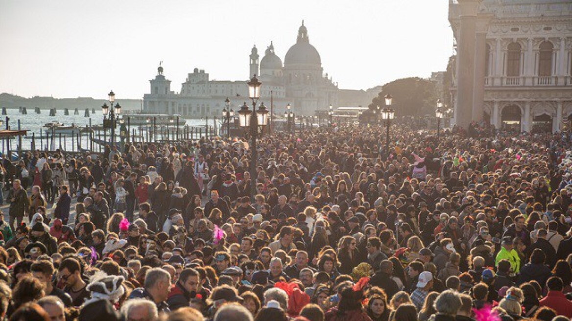 Ο «υπερ-τουρισμός» απειλεί με κατάρρευση την Βενετία 