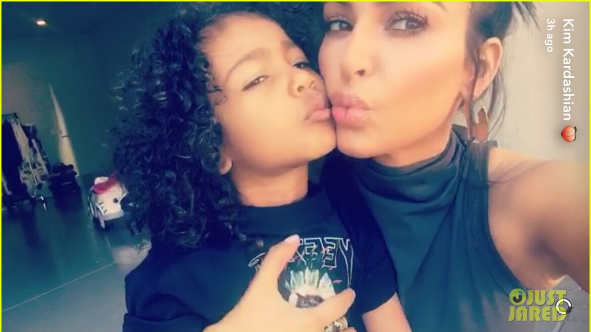 Η Kim Kardashian μαζί με την κόρη της στη συναυλία της Katy Perry 