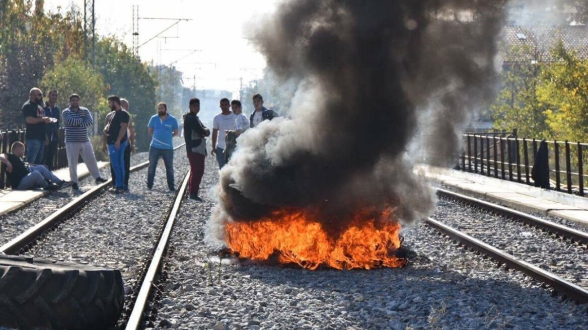 Λάρισα: Φωτιές και επεισόδια στις γραμμές του ΟΣΕ όπου σκοτώθηκε ο 12χρονος Ρομά