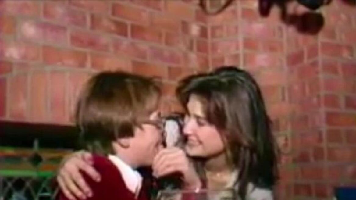 Σάλος με παλιό βίντεο στο οποίο η Demi Moore χαϊδεύει και φιλάει στο στόμα... 15χρονο