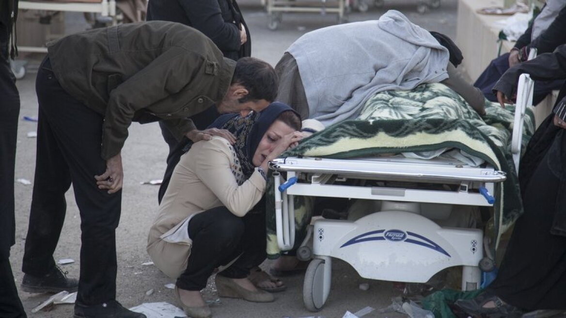 Τραγικός ο απολογισμός από τον σεισμό στο Ιράν: 450 νεκροί και 7.000 τραυματίες