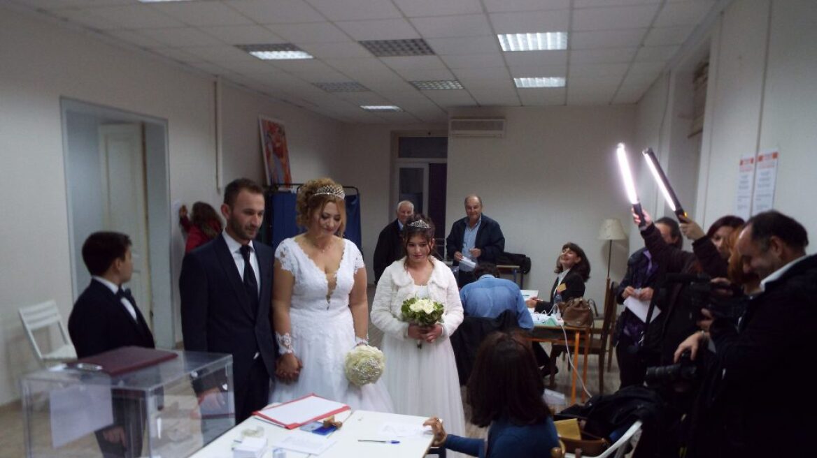 Λευκάδα: Νύφη και γαμπρός μετά την εκκλησία ψήφισαν και για την Κεντροαριστερά