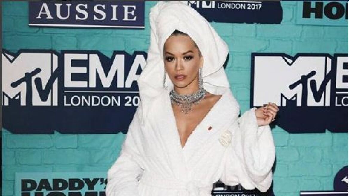 H Rita Ora εμφανίστηκε με το μπουρνούζι στα βραβεία του MTV