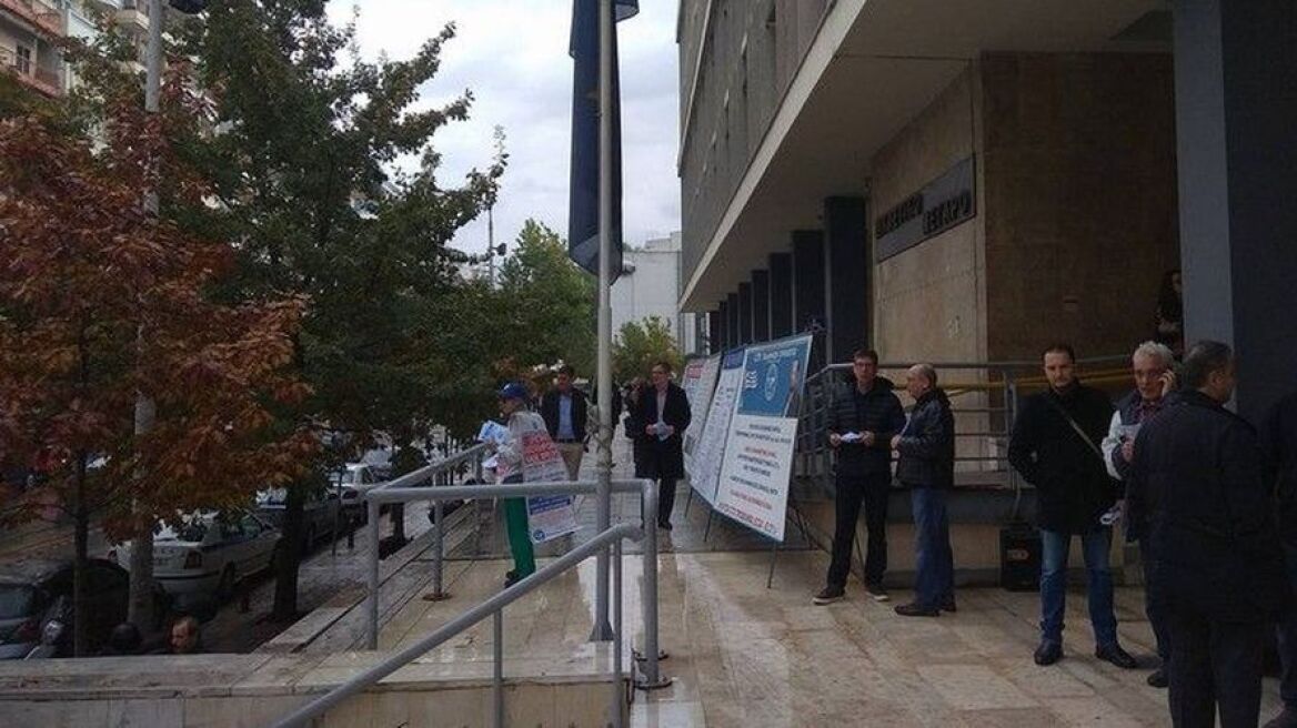 Θεσσαλονίκη: Οπαδοί του Σώρρα έξω από τα δικαστήρια υποστηρίζουν πως είναι αθώος