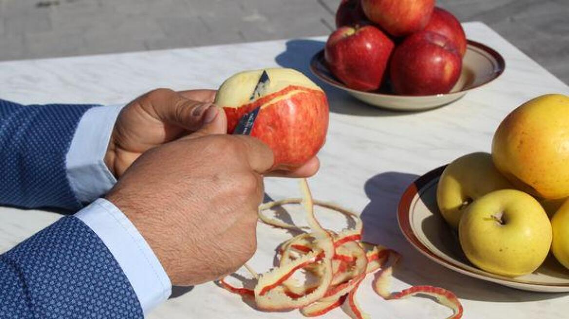 Βίντεο: Τούρκος θέλει να μπει στα Ρεκόρ Γκίνες γιατί βγάζει φλούδα 5 μέτρων από ένα μήλο