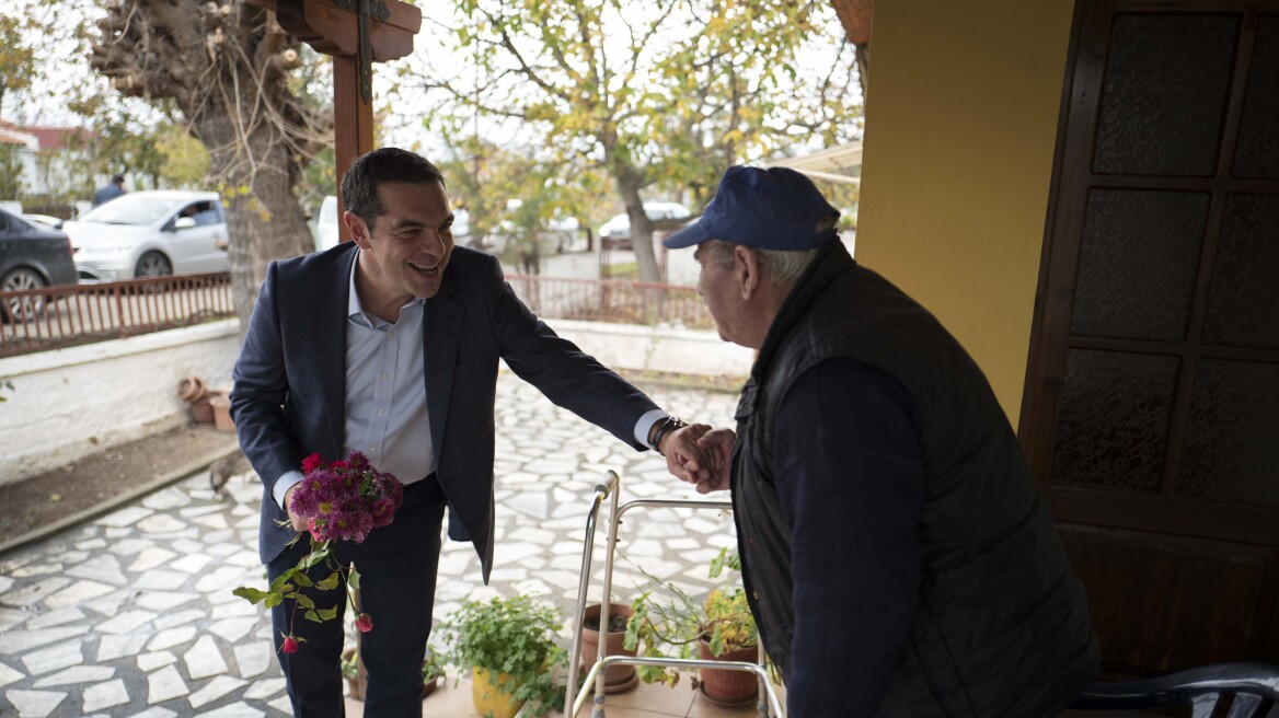 PM Tsipras announces benefits starting from a meagre € 250 for households