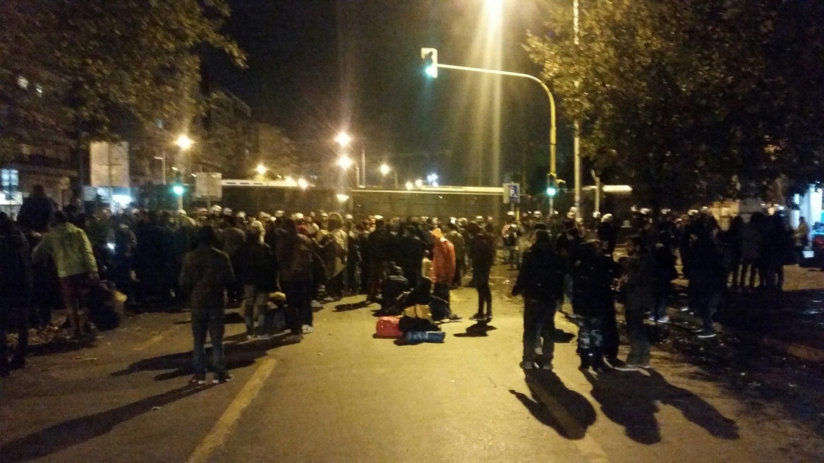 Ένταση μεταξύ προσφύγων και αστυνομικών στο κέντρο της Θεσσαλονίκης 