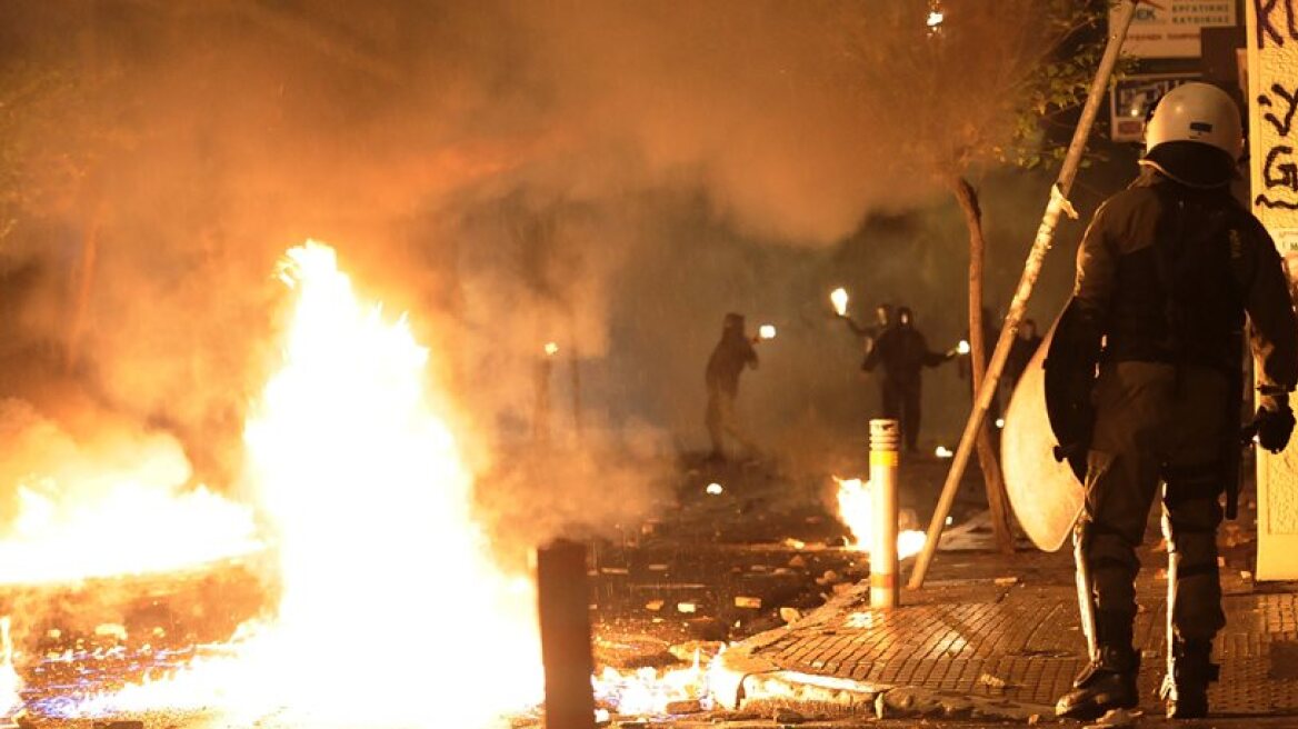 Anarchists throw petrol bombs against police in Athens