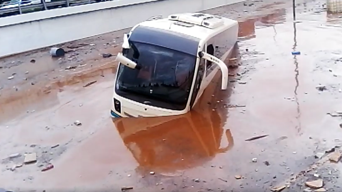 Βίντεο από την Ελευσίνα: Η στιγμή που ο χείμαρρος παρασύρει λεωφορείο και αυτοκίνητα σαν... παιχνίδια!