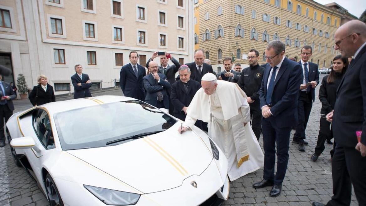 Ο Πάπας Φραγκίσκος «πατάει γκάζι» στο Βατικανό με τη νέα του Λαμποργκίνι!