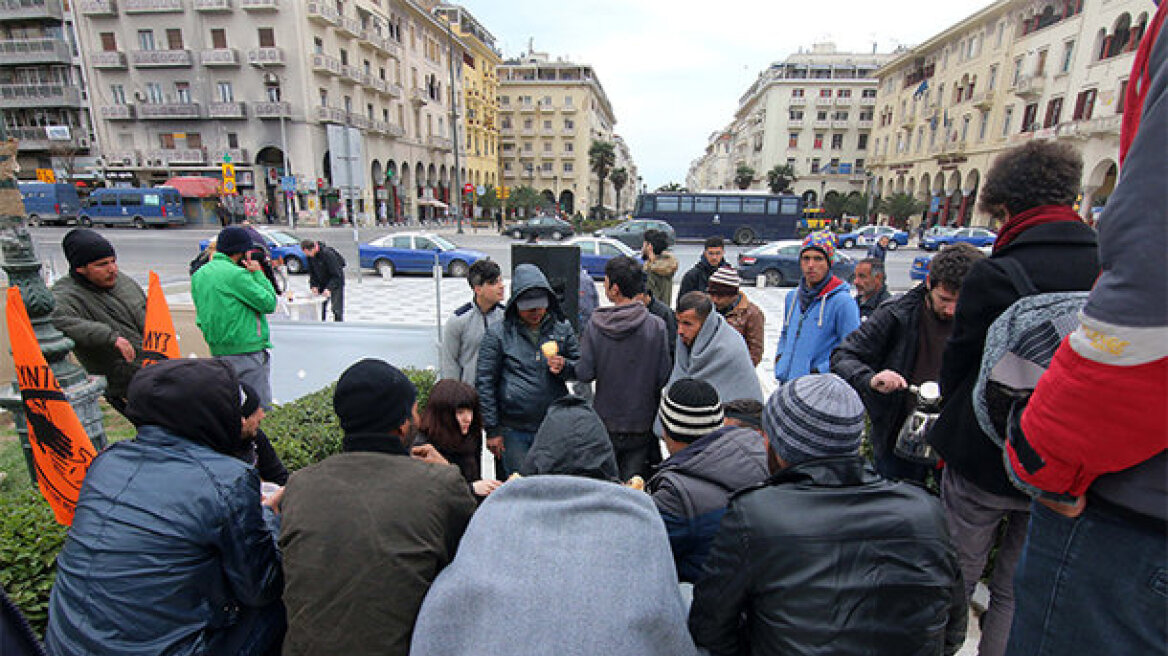 Πρόσφυγες συγκεντρώθηκαν στην πλατεία Αριστοτέλους με σκοπό να κινηθούν προς τα σύνορα