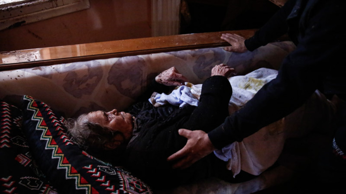  Συγκλονιστικές εικόνες: Δείτε την διάσωση ηλικιωμένης γυναίκας μέσα από το σπίτι της