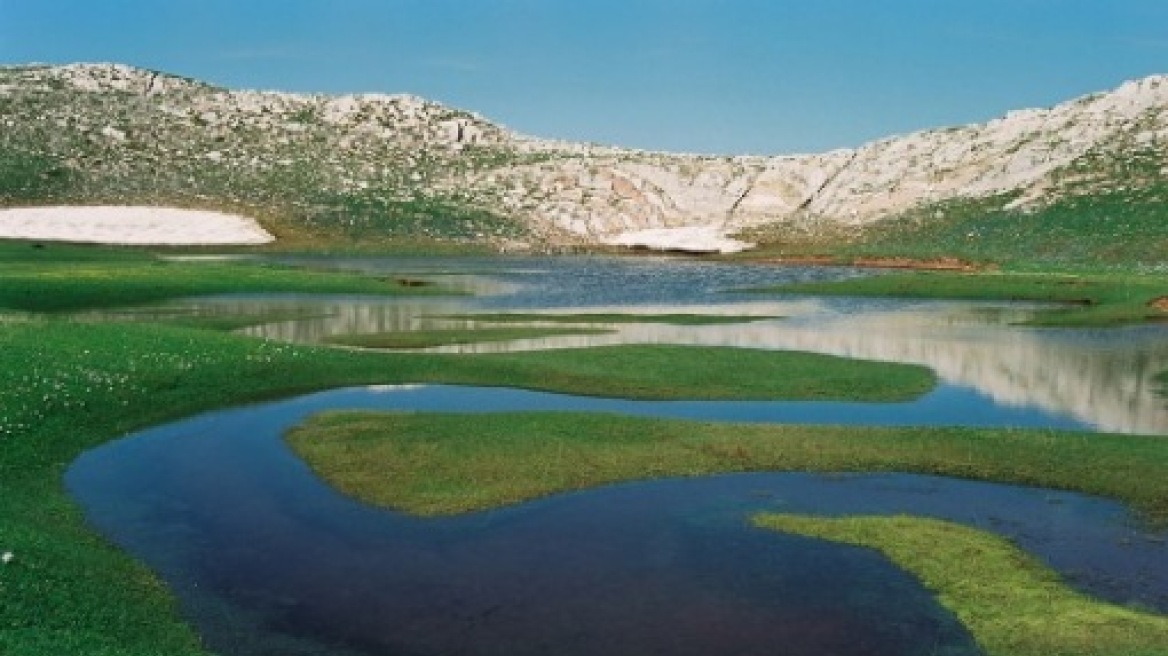 Dragon lakes on the Greek mountains! (PHOTOS)