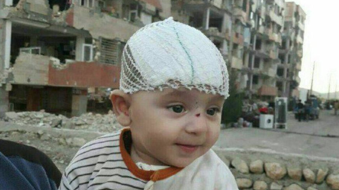 «Θαύμα» στο Ιράν: Μωράκι ανασύρθηκε ζωντανό από τα ερείπια τρεις μέρες μετά τον σεισμό!