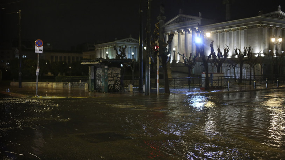 Σφοδρή καταιγίδα στην Αθήνα τη νύχτα με χαλάζι στο κέντρο της πόλης
