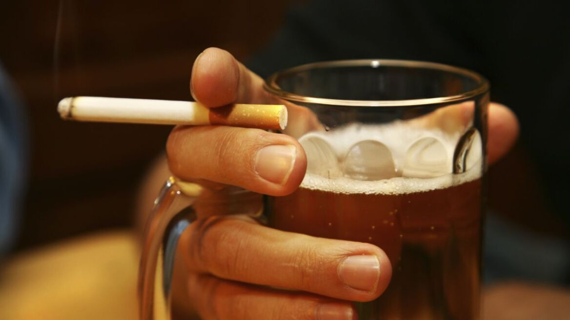 Τα ποτά και τα τσιγάρα μας κάνουν να δείχνουμε πιο μεγάλοι