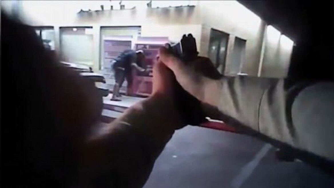 Ούτε σε ταινία: Αστυνομικός εξουδετερώνει με τέσσερις σφαίρες ένοπλο που κρατά τη γυναίκα του
