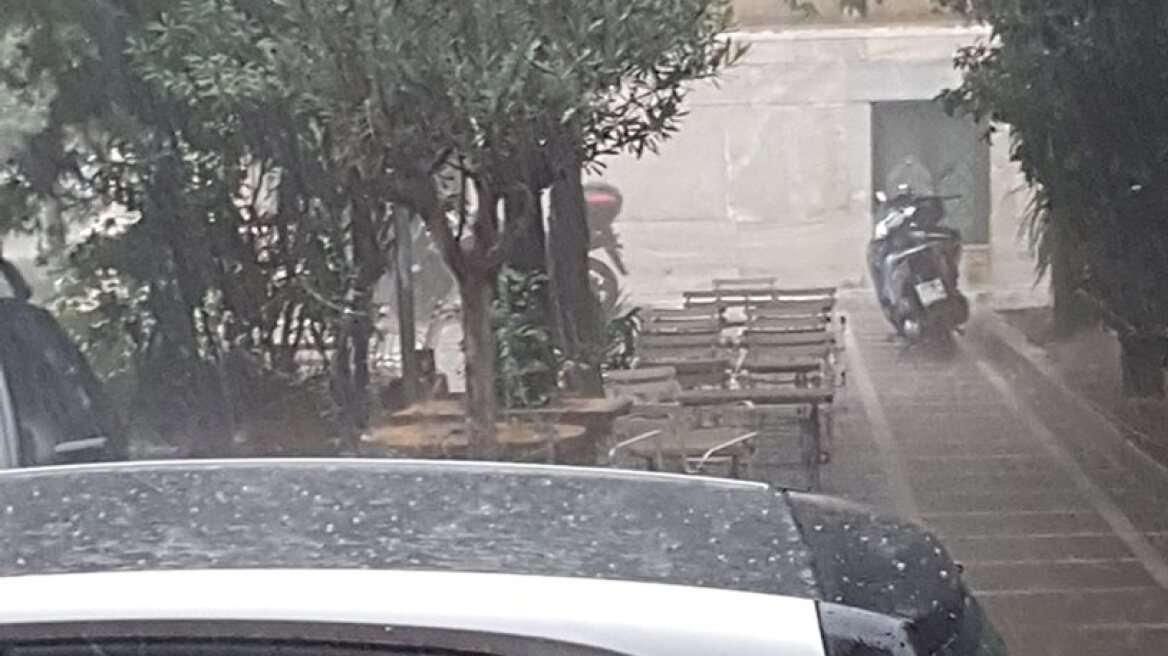 Sudden hailstorm hits Athens (photos-video)