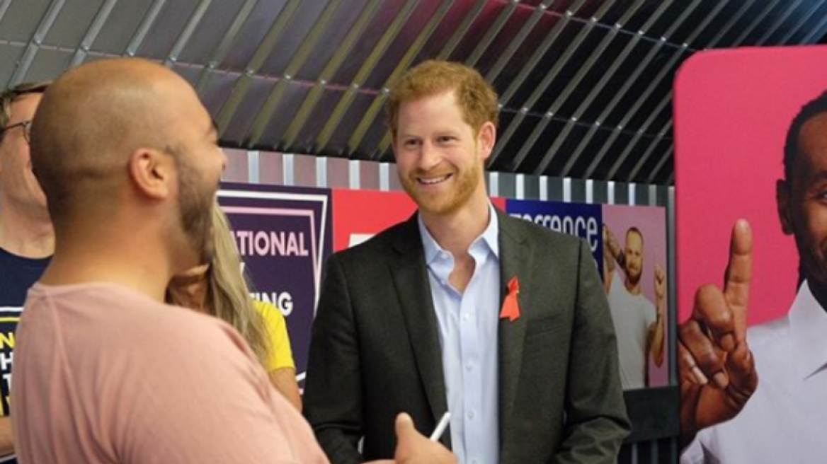 Ο πρίγκιπας Harry μας δείχνει πως να κάνουμε τεστ HIV στο σπίτι