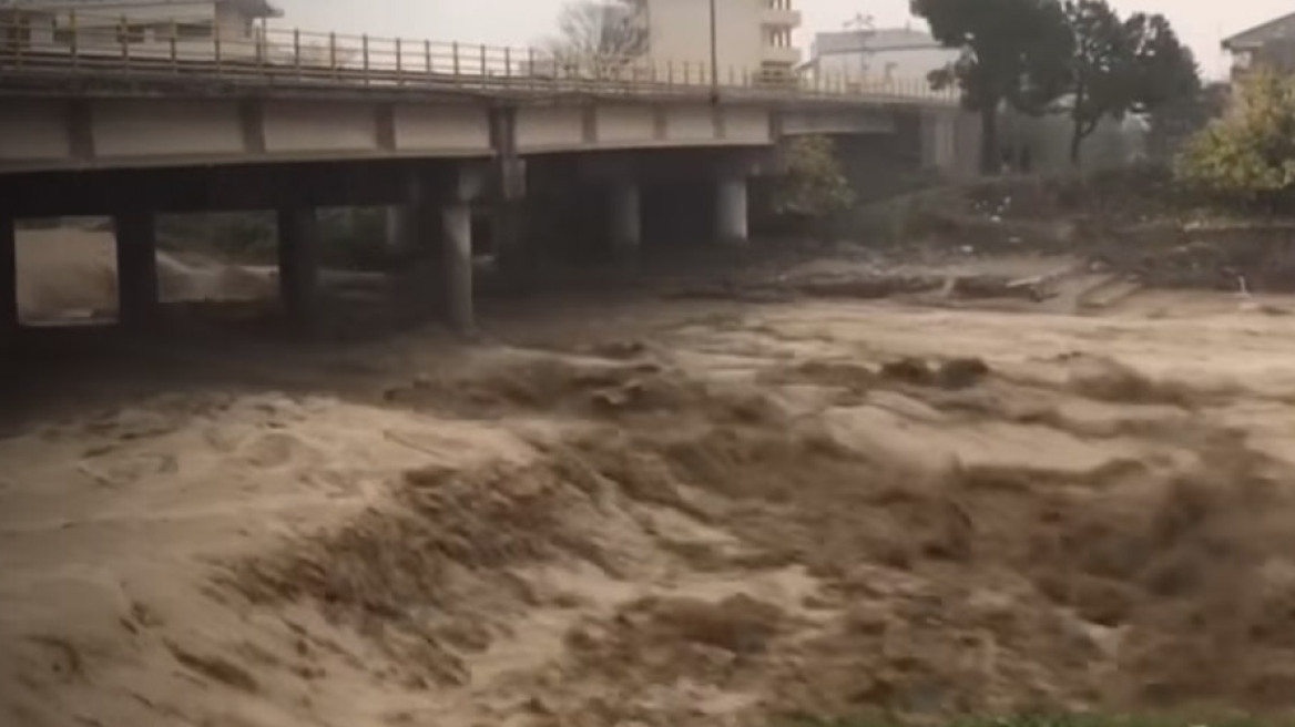 Κατακλυσμός σε Κατερίνη και Λάρισα: Τουλάχιστον 56 διασώσεις - 480 κλήσεις για πλημμύρες