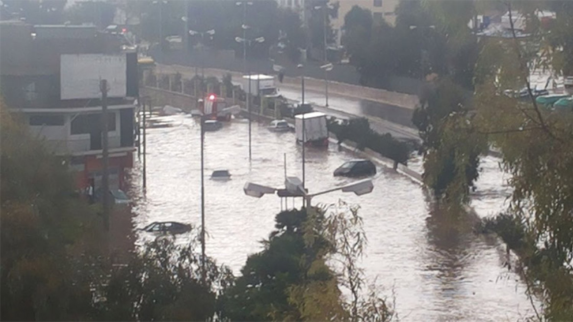 Καταιγίδα με χαλάζι στην Αθήνα: Παρασύρθηκαν αυτοκίνητα στο Κερατσίνι