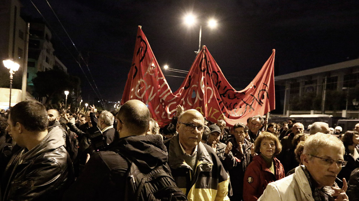 Βίντεο: Με αποδοκιμασίες και υπό τη συνοδεία ΜΑΤ το «μπλοκ» του ΣΥΡΙΖΑ στην πορεία του Πολυτεχνείου