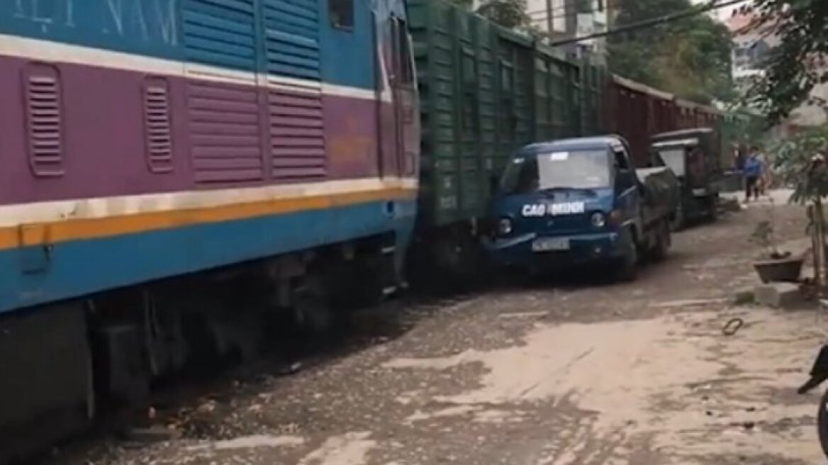 Άνδρας θεώρησε πως δεν πειράζει να παρκάρει μία ανάσα από τις γραμμές του τρένου!