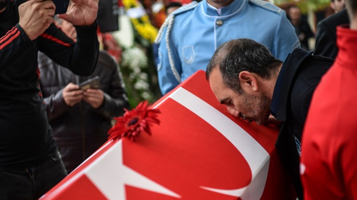 Ο Βαλέριος Λεωνίδης φιλά την τουρκική σημαία στο φέρετρο του Σουλεϊμάνογλου