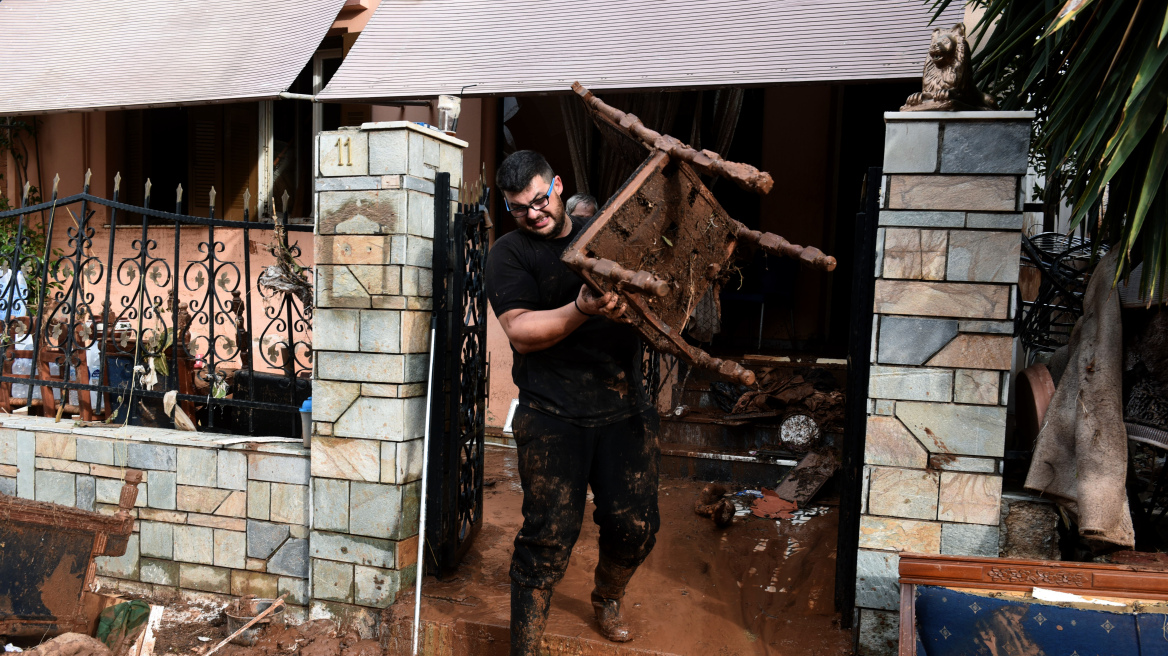 Ανυπολόγιστες οι καταστροφές στη Μάνδρα: Επτά στα δέκα σπίτια έχουν σοβαρές ζημιές