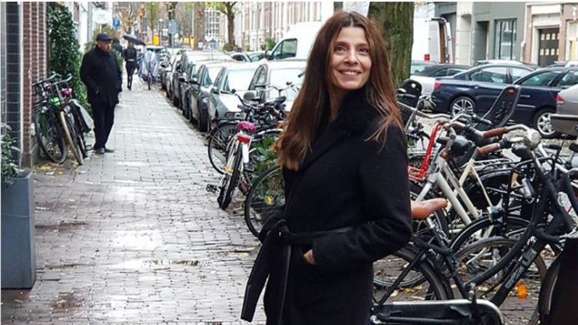 Η Πόπη Τσαπανίδου βολτάρει με τις δίδυμες κόρες της στο Άμστερνταμ