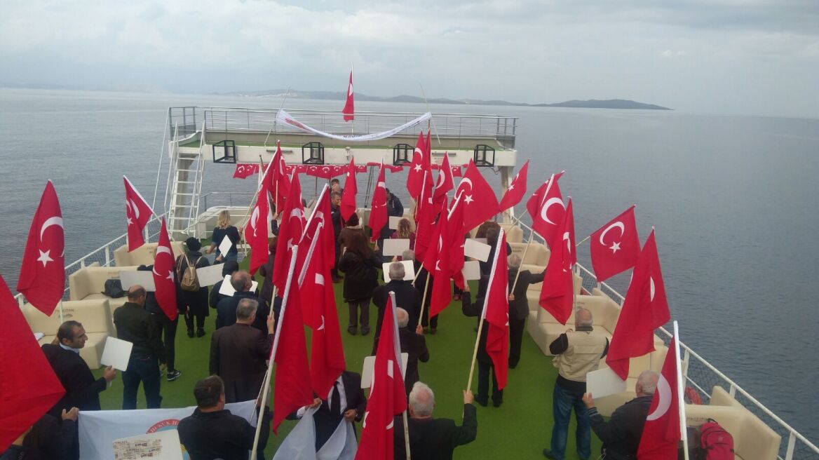 Φωτογραφίες και βίντεο: Εθνικιστική... κρουαζιέρα στις Οινούσσες από μέλη τουρκικού ακροδεξιού κόμματος
