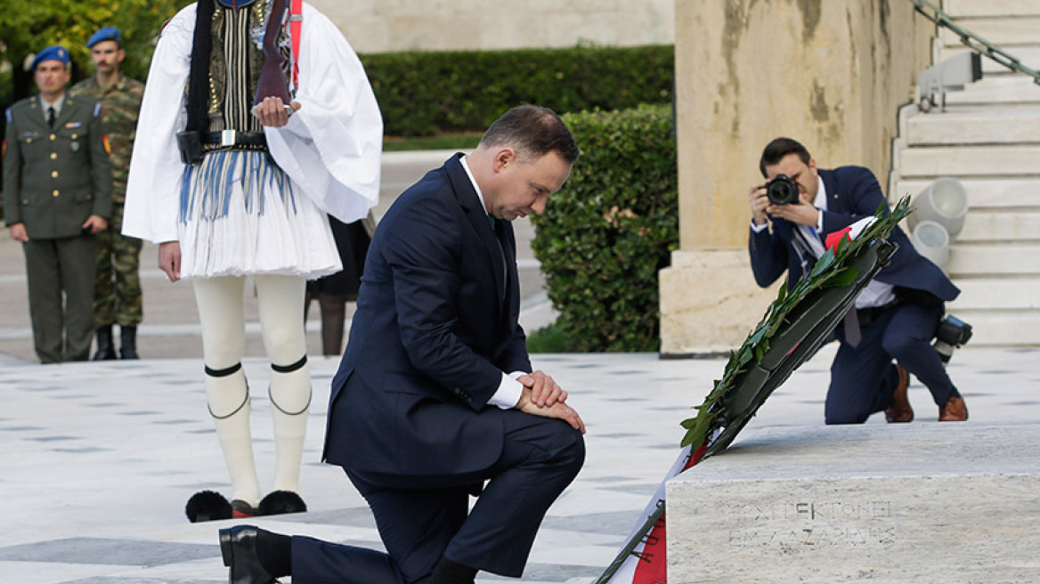 Φωτογραφίες: Ο Πολωνός πρόεδρος γονάτισε μπροστά στο Μνημείο του Αγνώστου Στρατιώτη