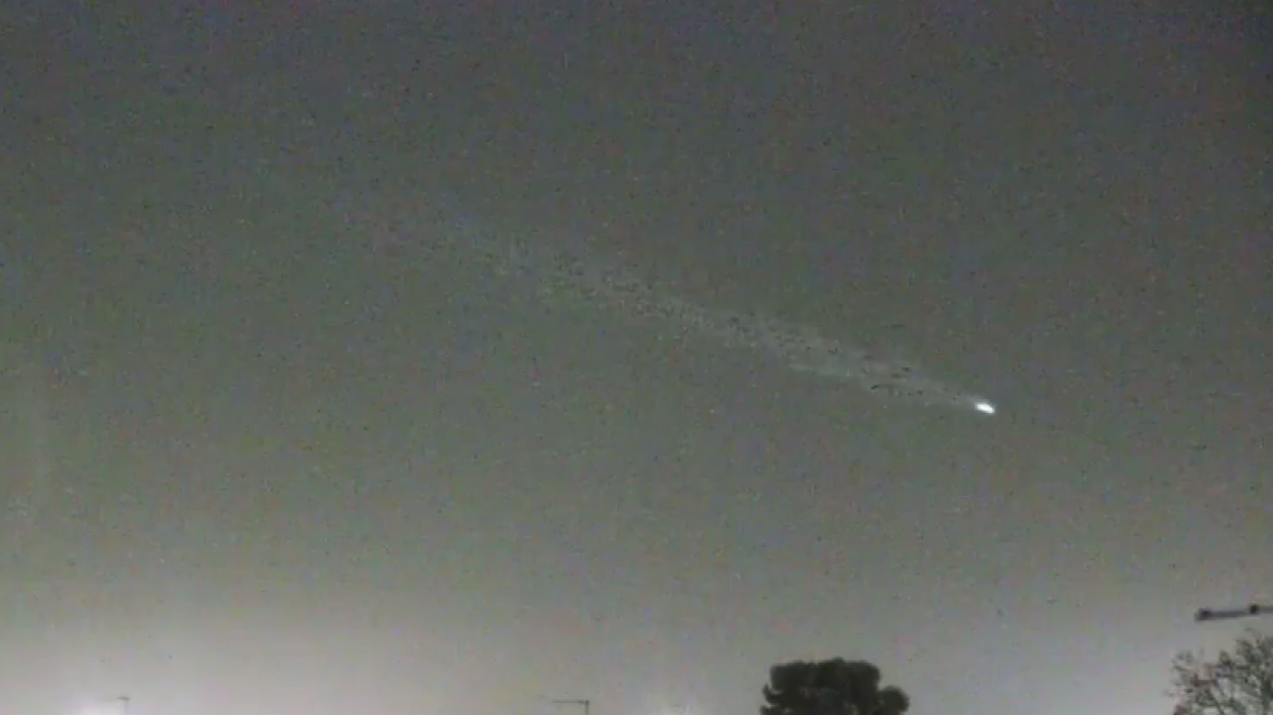 Βίντεο από το αεροδρόμιο Χίθροου: Πρώτα περνά ο μετεωρίτης και μετά το αεροπλάνο!