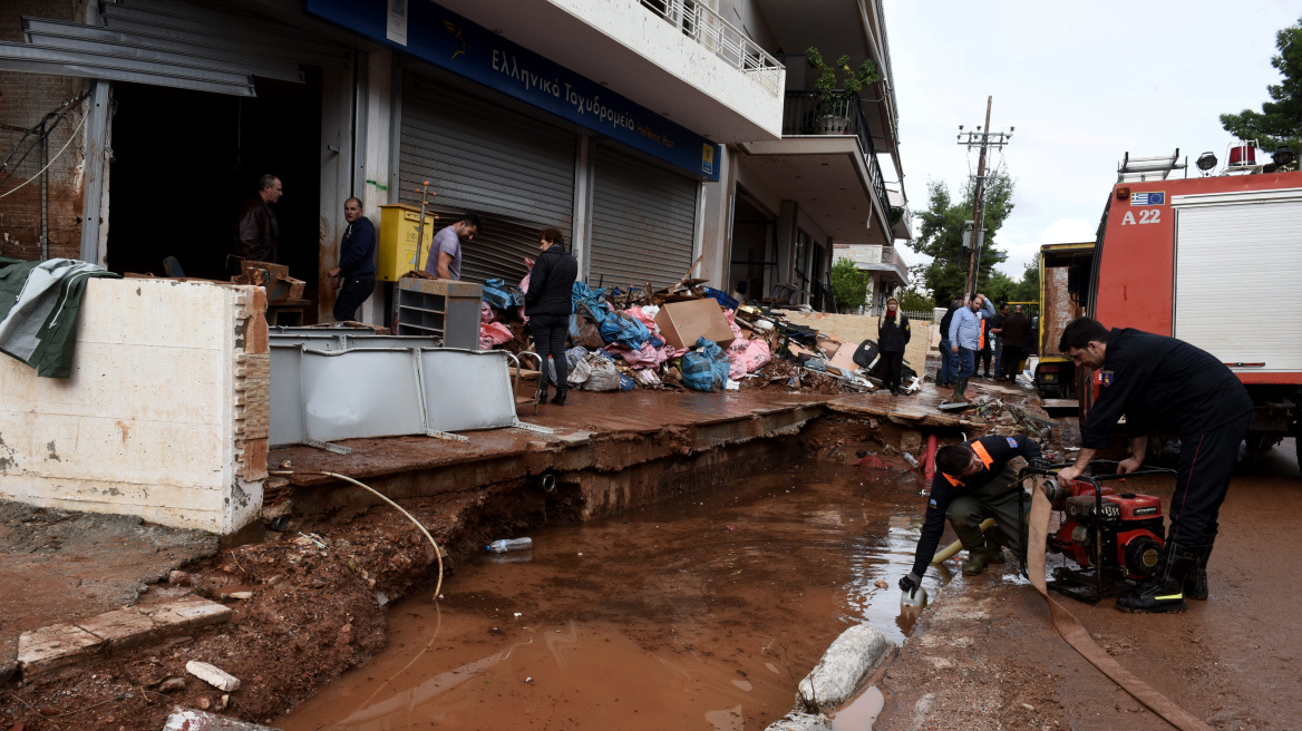 Οδοιπορικό στη Μάνδρα: Βομβαρδισμένο τοπίο η πόλη πέντε ημέρες μετά τις πλημμύρες