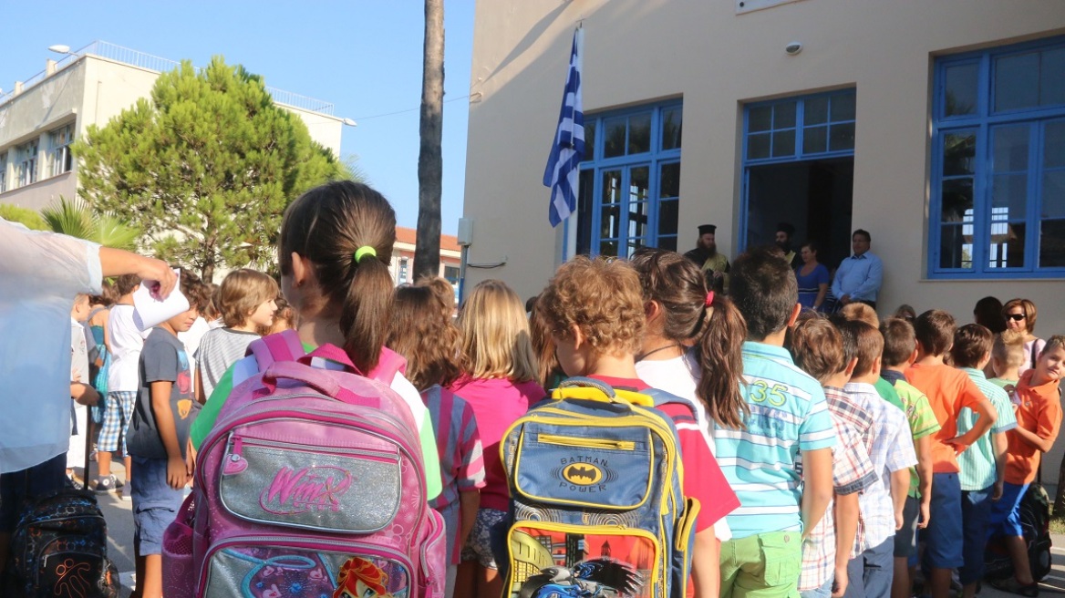  «Η τσάντα στο σχολείο»: Κι όμως υπάρχει Δημοτικό στην Ελλάδα που ξεκουράζει τους μαθητές από το διάβασμα!