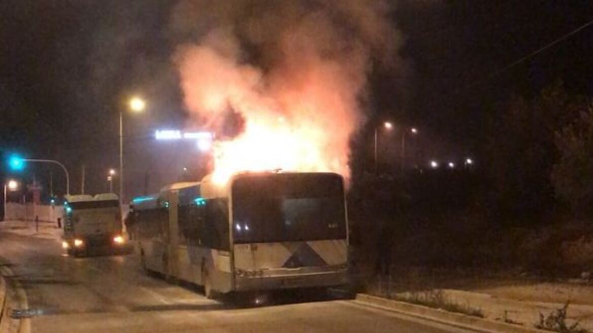 Βίντεο: Λεωφορείο του ΟΑΣΑ άρπαξε φωτιά στην Βάρης - Κορωπίου