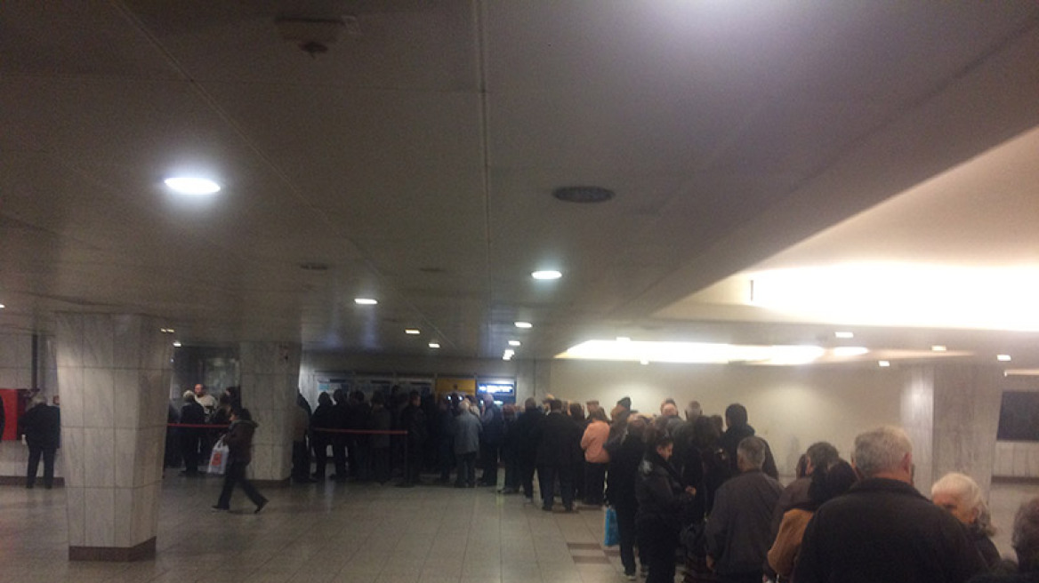 Το χάος με το ηλεκτρονικό εισιτήριο συνεχίζεται: Ατέλειωτες ουρές στο μετρό