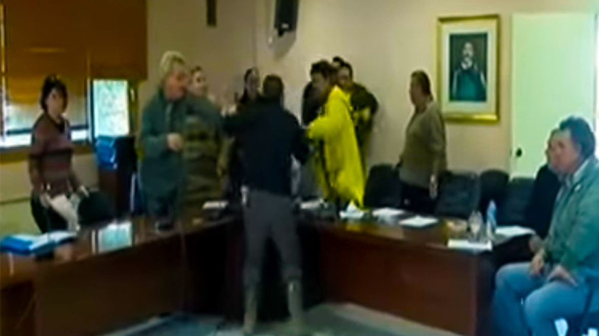 Βίντεο: Η στιγμή της «κλωτσοπατινάδας» στο δημοτικό συμβούλιο Μάνδρας