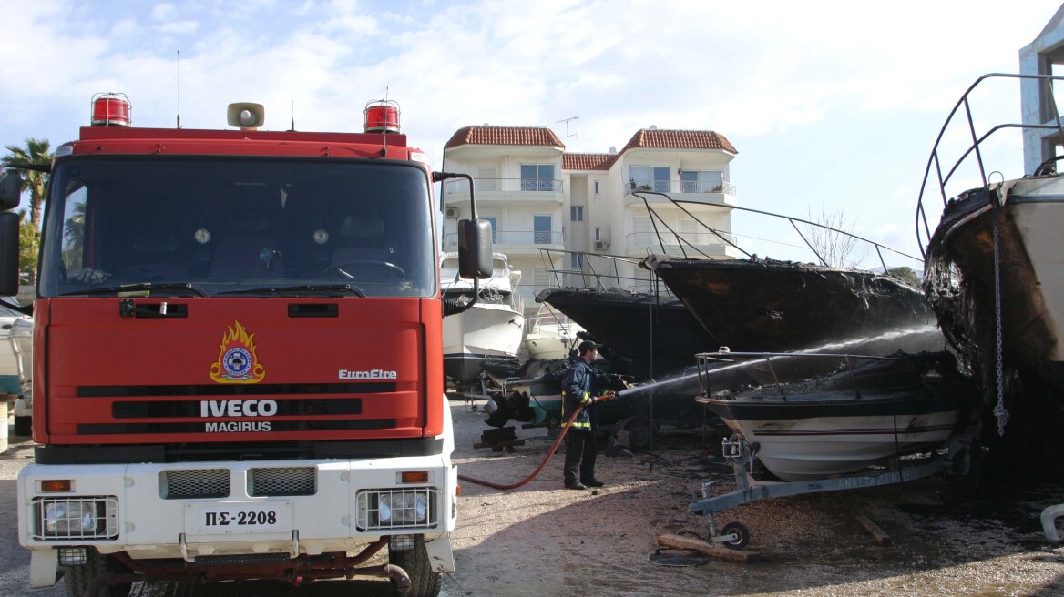 Φωτιά σε σκάφη και οχήματα στη Γλυφάδα