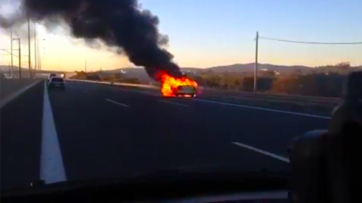 Βίντεο: Ταξί πήρε φωτιά στην Αττική Οδό, μετά τον κόμβο Παιανίας - Σπάτων