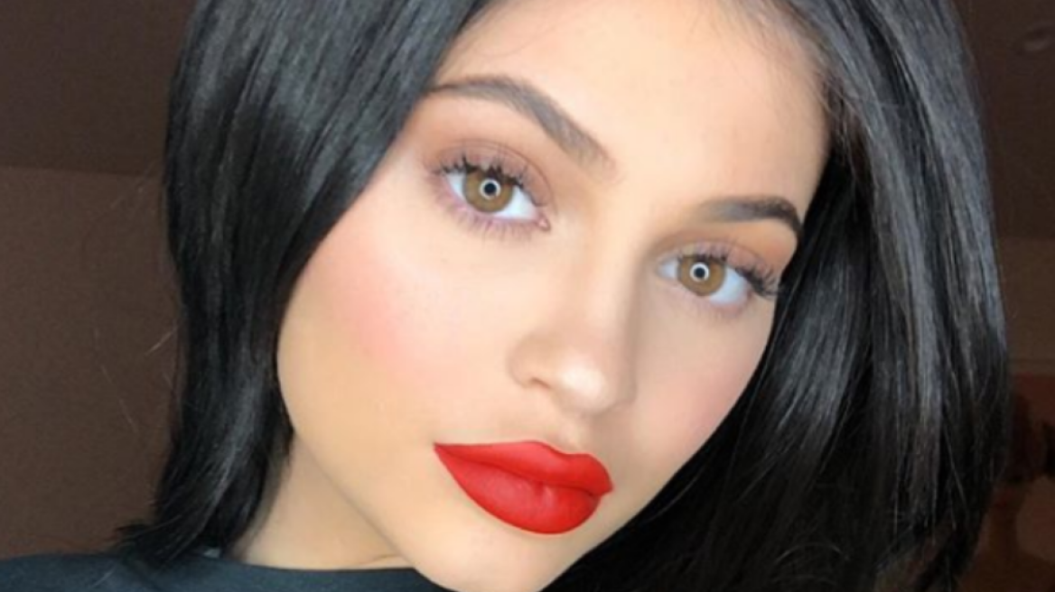 Kylie Jenner lets friend cut her hair (video)